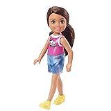 Mattel - Barbie Chelsea Friend Doll, Wearing Pink Shirt with a Dog on a Skateboard, Tie-Dye Shorts and Yellow Shoes