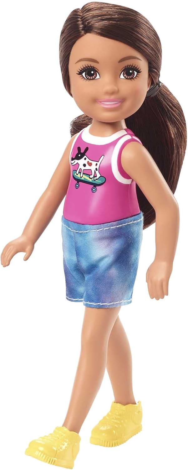 Mattel - Barbie Chelsea Friend Doll, Wearing Pink Shirt with a Dog on a Skateboard, Tie-Dye Shorts and Yellow Shoes