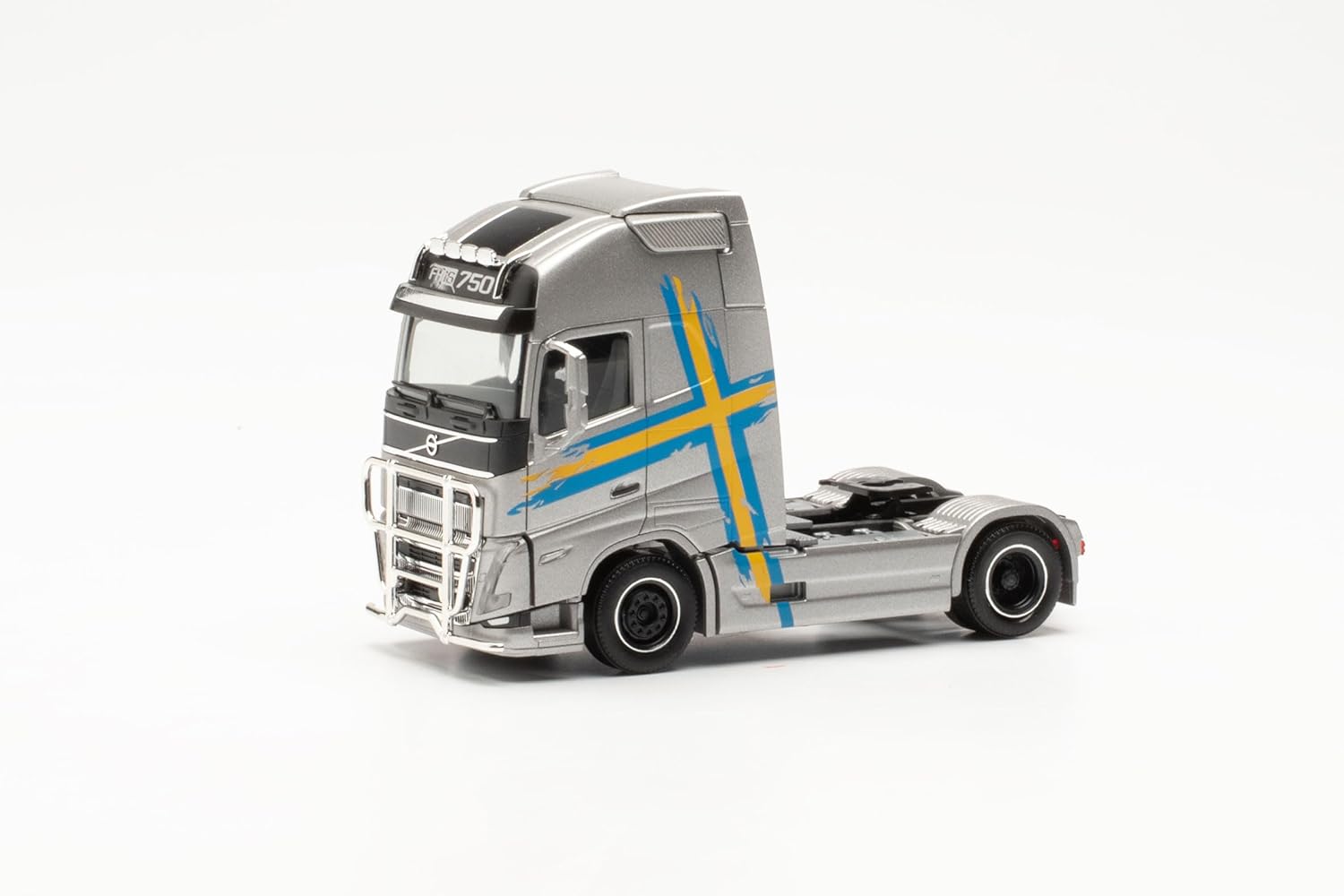 Herpa truck model Volvo FH 16 Gl. XL with lamp bar and bull bar, on a scale of 1 : 87, plastic miniature, made in Germany, model building, collectors edition
