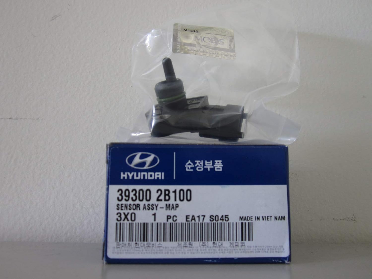 Genuine Hyundai 39300-2B100 MAP Sensor Assembly, Black