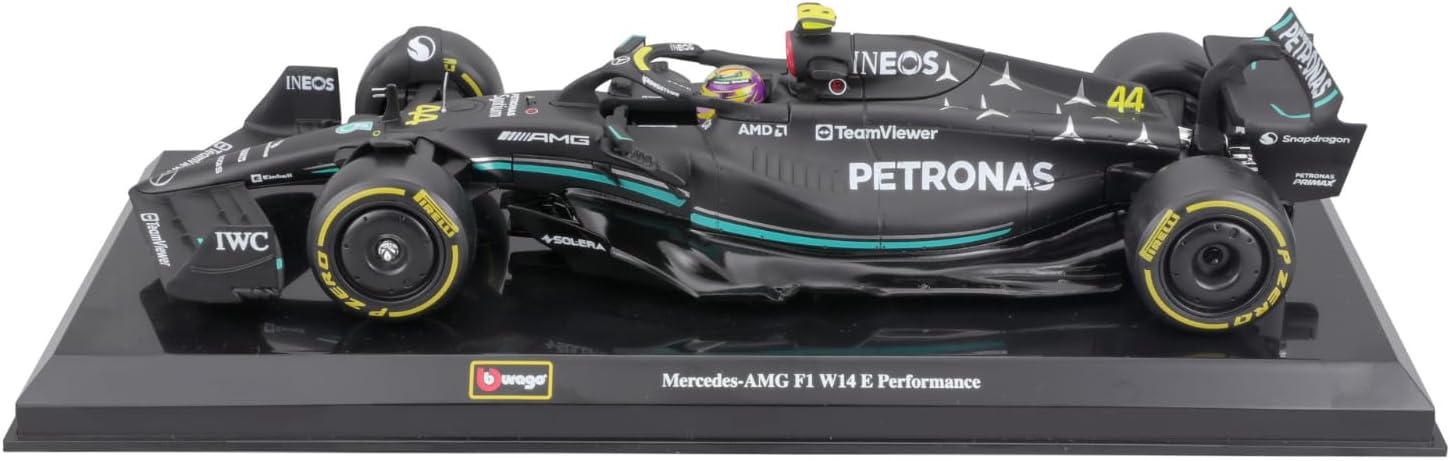 Bburago 1:24 F1 Race Mercedes W14 (2023) w/Driver - Hamilton #44