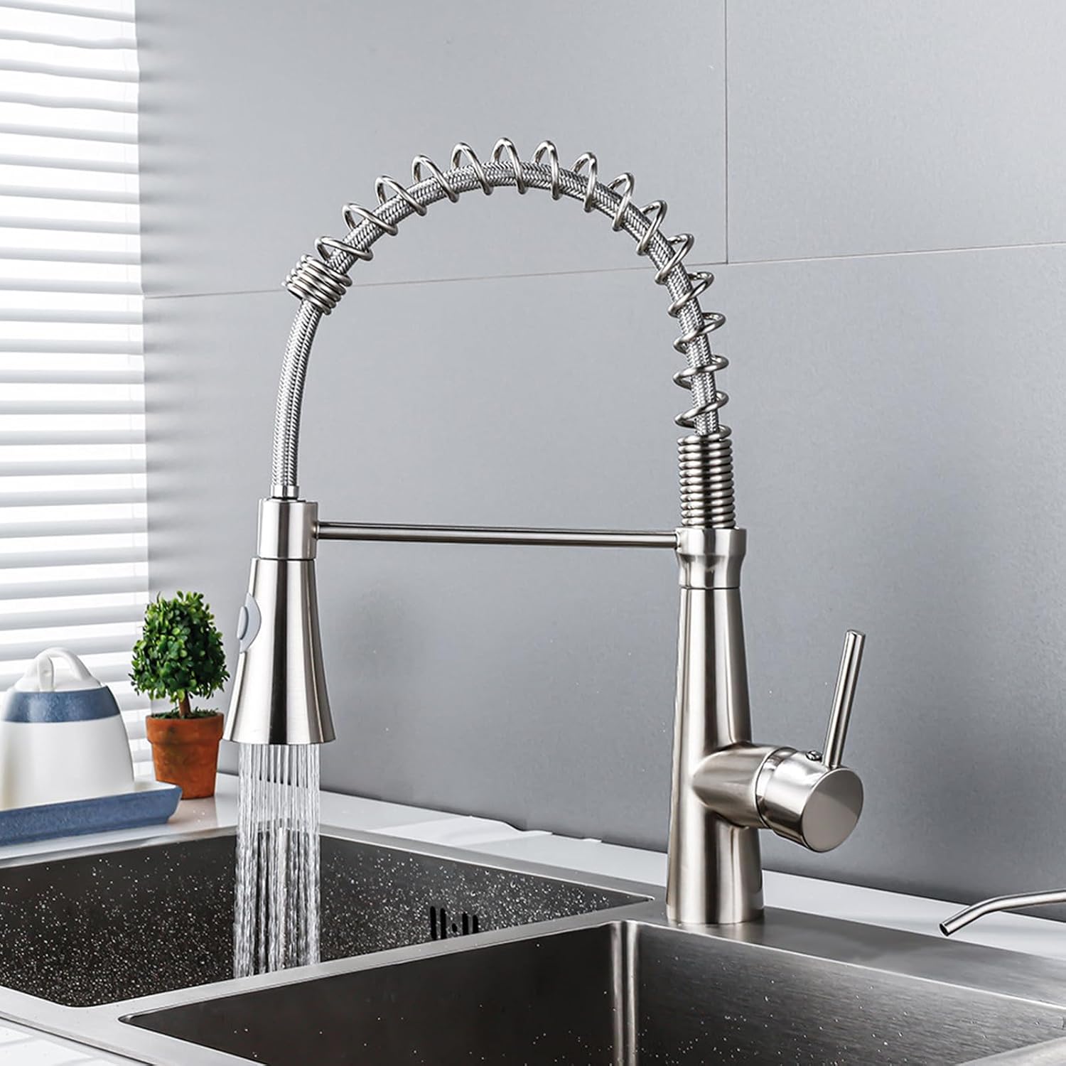 Kitchen Faucet Spring Pull Down Single Hole Hot and Cold 2 Mode Water Outlet Brass 360 Kitchen Sink Mixer Taps Pull Out Spout Spray Brushed