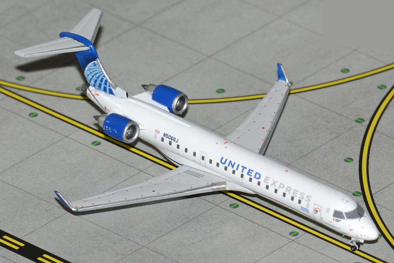 GeminiJets GJUAL2341 United Express CRJ-550 N506GJ; Scale 1:400