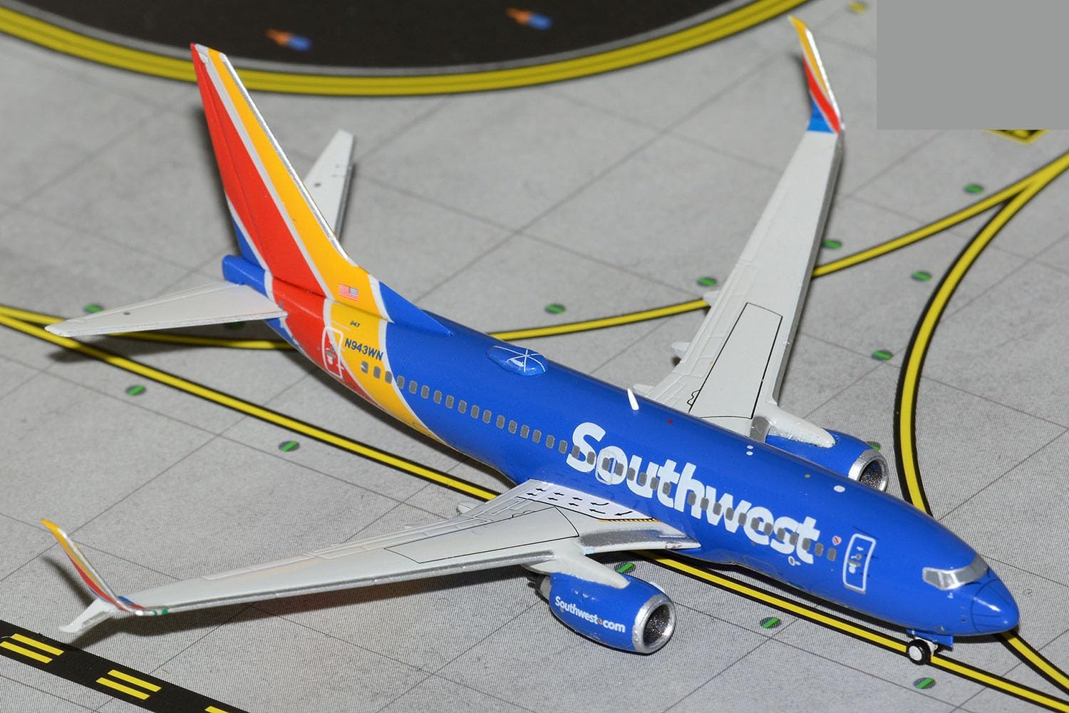 GeminiJets 1:400 Southwest Airlines Boeing 737-700 N943WN die-cast Model Airplane - Authentic Collectible Replica