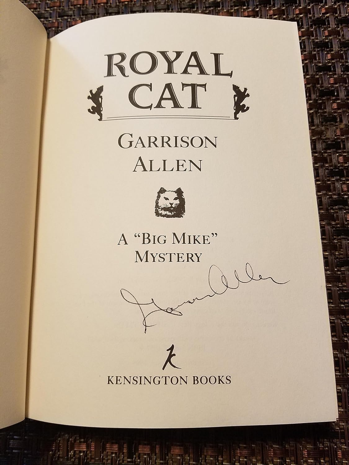 Royal Cat: A "Big Mike" Mystery (Big Mike Mysteries)